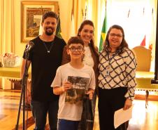 Breno recebe prêmio de concurso Miguel Bakun