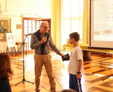 Breno recebe prêmio de concurso Miguel Bakun