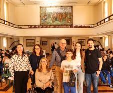 Breno recebe prêmio de concurso Miguel Bakun