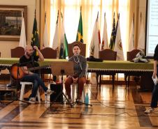 Aula de História do Brasil, com música