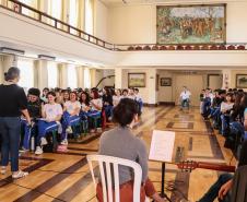 Aula de História do Brasil, com música