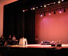 Estudantes do Grutinha encenam