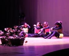 Estudantes do Grutinha encenam