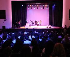 Estudantes do Grutinha encenam
