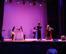 Estudantes do Grutinha encenam