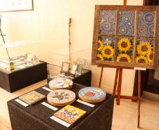 Peças em exposição na mostra dos modulados de Decalque em Porcelana e de Mosaico