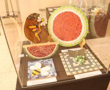 Peças em exposição na mostra dos modulados de Decalque em Porcelana e de Mosaico
