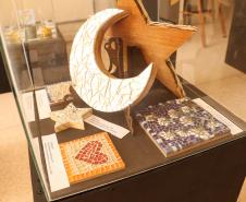 Peças em exposição na mostra dos modulados de Decalque em Porcelana e de Mosaico