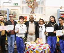 Participantes da equipe Akomabu CEP recebem certificado da Obereri