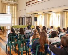 Karin Maceno faz palestra sobre anatomia dental