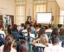 Karin Maceno faz palestra sobre anatomia dental