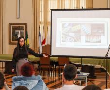 Karin Maceno faz palestra sobre anatomia dental