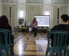 Graduandas em Psicologia em debate com os estudantes do ensino médio noturno