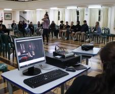 Graduandas em Psicologia em debate com os estudantes do ensino médio noturno