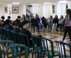 Graduandas em Psicologia em debate com os estudantes do ensino médio noturno
