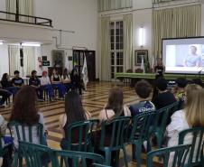 Graduandas em Psicologia em debate com os estudantes do ensino médio noturno