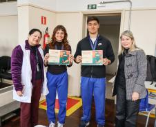 Estudantes recebem certificado da Olimpíada Brasileira de Biologia