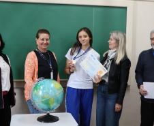 Estudantes recebem medalha e certificado da Olimpíada Brasileira de Geografia