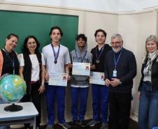 Estudantes recebem medalha e certificado da Olimpíada Brasileira de Geografia