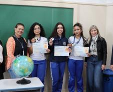 Estudantes recebem medalha e certificado da Olimpíada Brasileira de Geografia