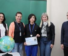 Estudantes recebem medalha e certificado da Olimpíada Brasileira de Geografia