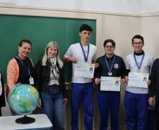 Estudantes recebem medalha e certificado da Olimpíada Brasileira de Geografia