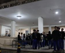 Estudantes do ensino médio noturno no Guairinha