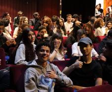 Estudantes do ensino médio noturno no Guairinha