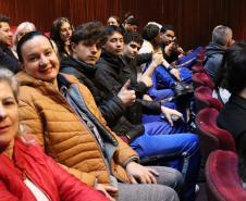Estudantes do ensino médio noturno no Guairinha