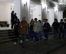 Estudantes do ensino médio noturno no Guairinha