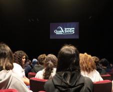 Estudantes do ensino médio noturno no Guairinha