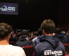 Estudantes do ensino médio noturno no Guairinha