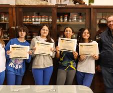 Estudantes recebem certificado