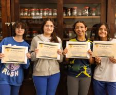 Estudantes recebem certificado