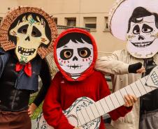 Estudantes no evento Día de los Muertos
