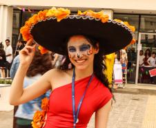 Estudantes no evento Día de los Muertos