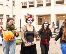 Estudantes no evento Día de los Muertos