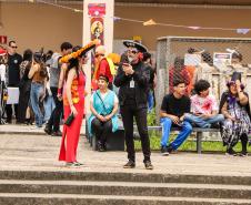 Estudantes no evento Día de los Muertos