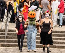 Estudantes no evento Día de los Muertos