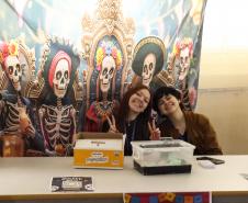 Estudantes no evento Día de los Muertos