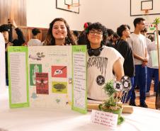 Estudantes participando das mostras de Conhecimento e da Educação Profissional