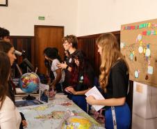 Estudantes participando das mostras de Conhecimento e da Educação Profissional