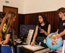 Estudantes participando das mostras de Conhecimento e da Educação Profissional