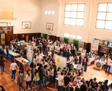 Estudantes participando das mostras de Conhecimento e da Educação Profissional