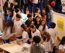 Estudantes participando das mostras de Conhecimento e da Educação Profissional
