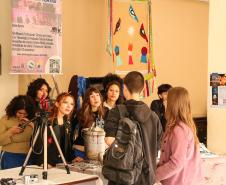 Estudantes participando das mostras de Conhecimento e da Educação Profissional