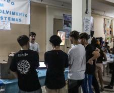 Estudantes participando das mostras de Conhecimento e da Educação Profissional