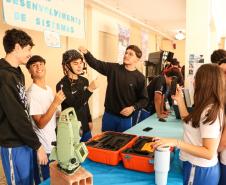 Estudantes participando das mostras de Conhecimento e da Educação Profissional