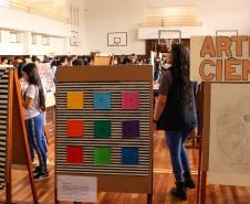 Estudantes participando das mostras de Conhecimento e da Educação Profissional