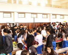 Estudantes participando das mostras de Conhecimento e da Educação Profissional